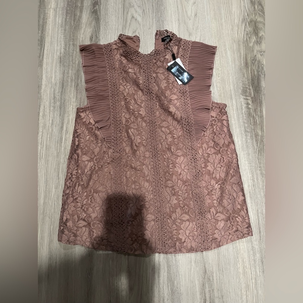 NWT. Cable & Gauge Mock Neck Crochet Lace Sleeveless Top Blouse. Size Medium.